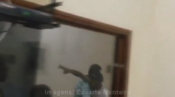 Popular sendo arrastado de evento do PSDB. (Foto: Reprodução / YouTube)