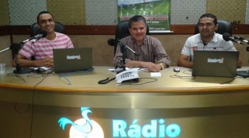 vice-prefito Ivanildo Soares (c) durante entrevista