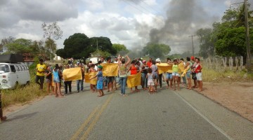 Moradores reivindicam a construção de uma escola e o abastecimento de água na localidade (Foto: Carlos Muniz)