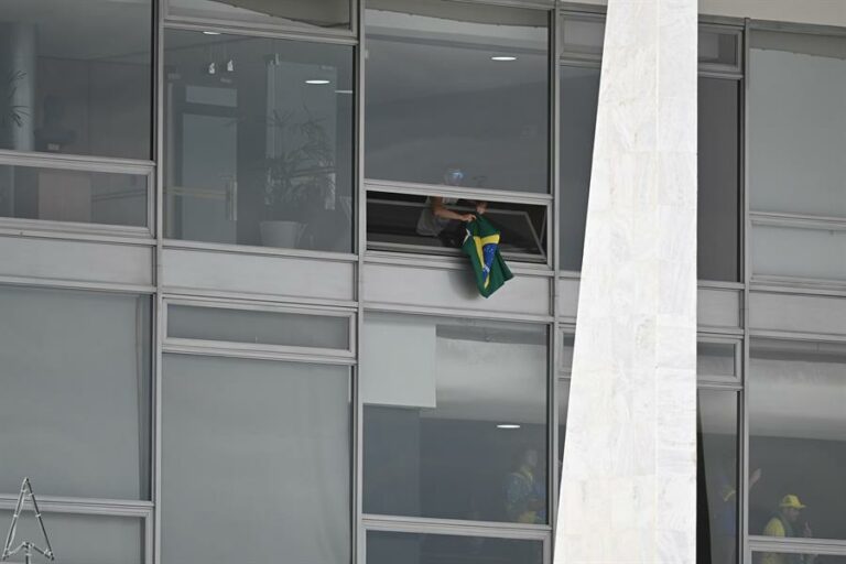 Imagens da manifestação em Brasília com invasão do Congresso, STF e Planalto
