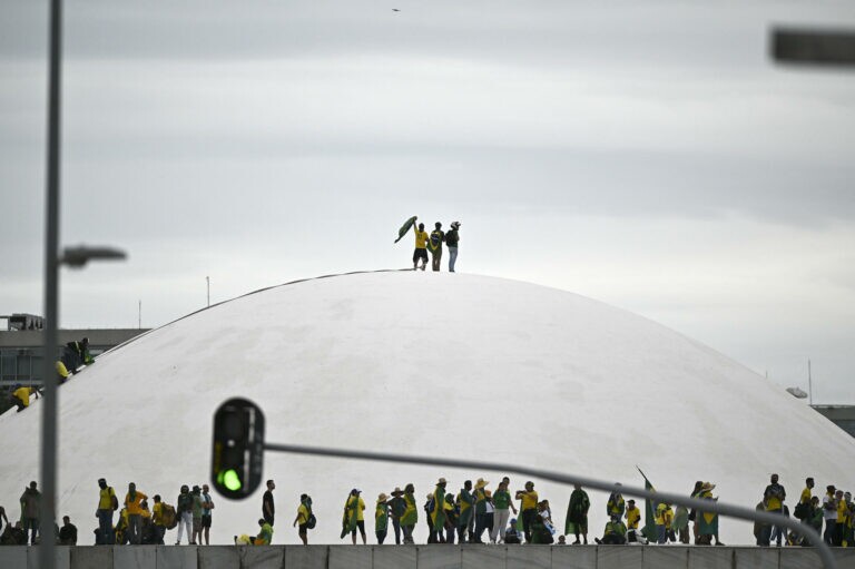 Imagens da manifestação em Brasília com invasão do Congresso, STF e Planalto