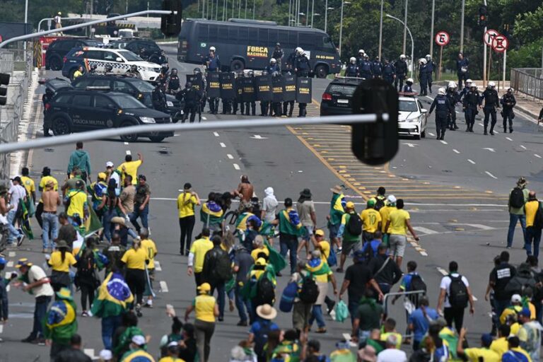 Imagens da manifestação em Brasília com invasão do Congresso, STF e Planalto