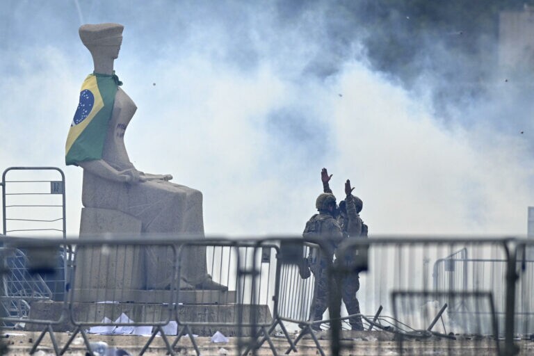 Imagens da manifestação em Brasília com invasão do Congresso, STF e Planalto