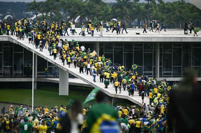 Imagens da manifestação em Brasília com invasão do Congresso, STF e Planalto