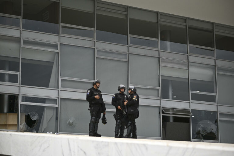 Imagens da manifestação em Brasília com invasão do Congresso, STF e Planalto