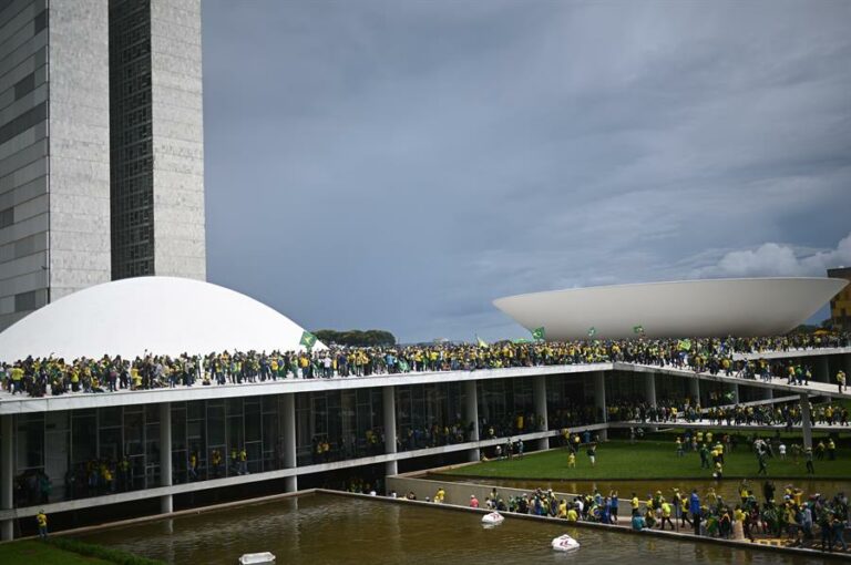Imagens da manifestação em Brasília com invasão do Congresso, STF e Planalto