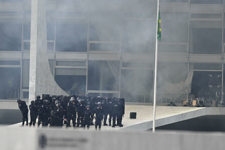 Imagens da manifestação em Brasília com invasão do Congresso, STF e Planalto