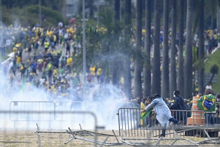 Imagens da manifestação em Brasília com invasão do Congresso, STF e Planalto