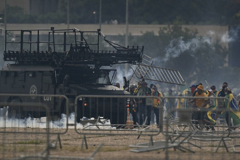 Imagens da manifestação em Brasília com invasão do Congresso, STF e Planalto