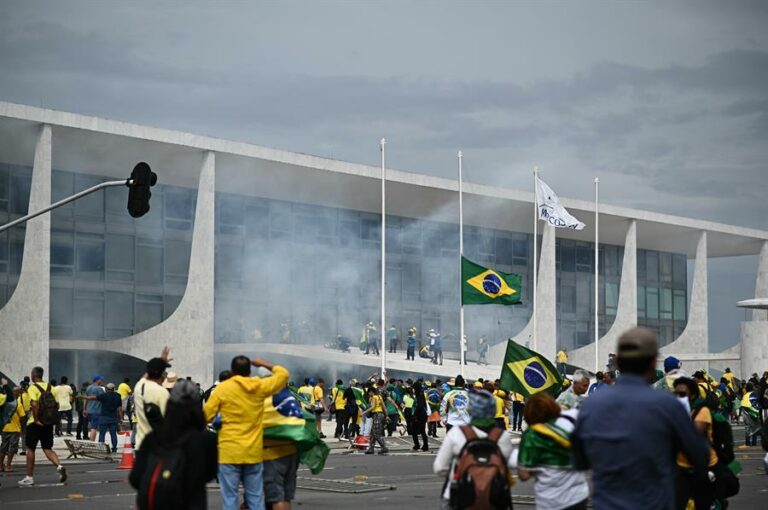 Imagens da manifestação em Brasília com invasão do Congresso, STF e Planalto