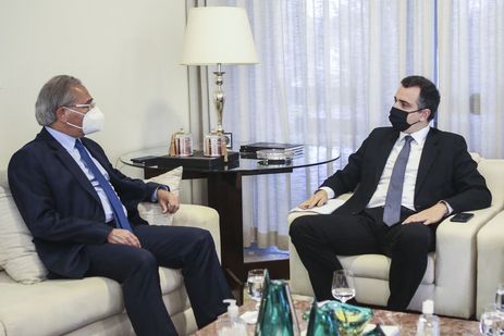 O presidente do Senado, Rodrigo Pacheco (DEM-MG), recebe o ministro da Economia, Paulo Guedes, na residência oficial da presidência do Senado.
Foto: Pedro Gontijo/Senado Federal