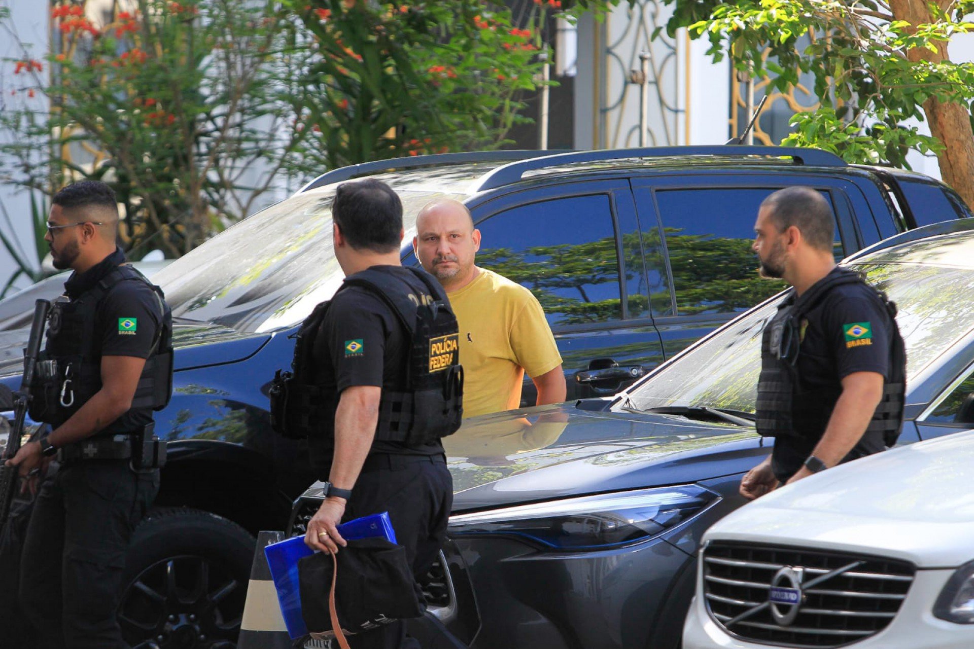 Preso em ação conjunta chega à sede da PF - Reginaldo Pimenta/Agência O Dia