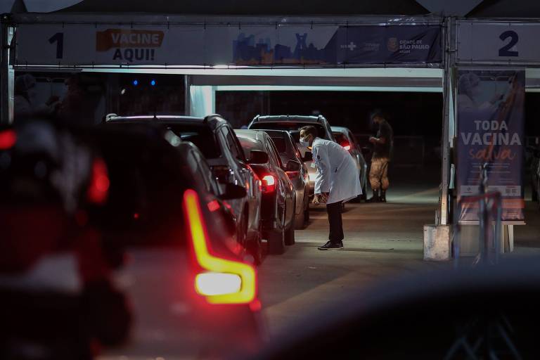 Carros aguardam na fila da vacinação durante a 'Virada da Vacina', evento que tinha como objetivo aplicar imunizante em jovens de São Paulo 