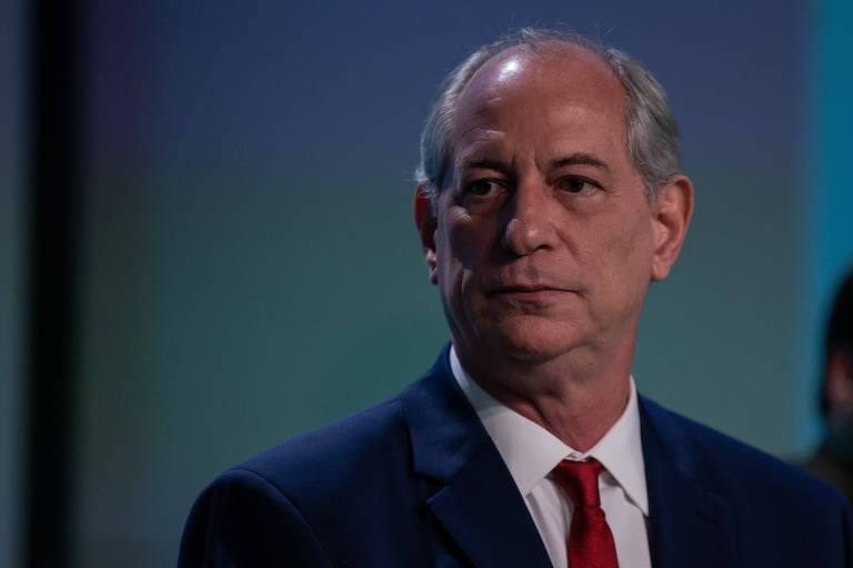 Ciro Gomes antes do início do debate entre os candidatos à Presidência nos estúdios da TV Globo, no Rio de Janeiro