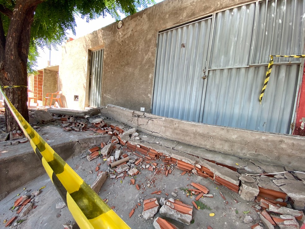 Duas mulheres e uma criança estavam em calçada quando estrutura de concreto desabou, na PB — Foto: Beto Silva/TV Paraíba