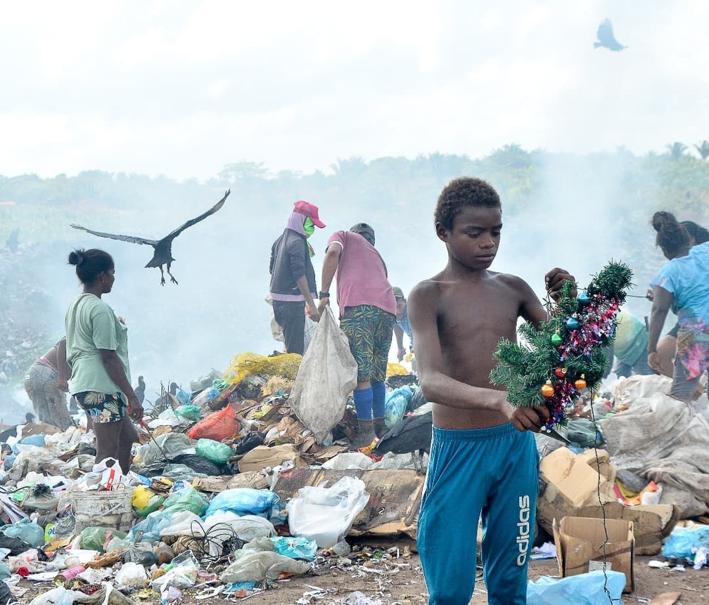 Foto de menino com árvore de natal em lixão do Maranhão comove e viraliza — Foto: João Paulo Guimarães
