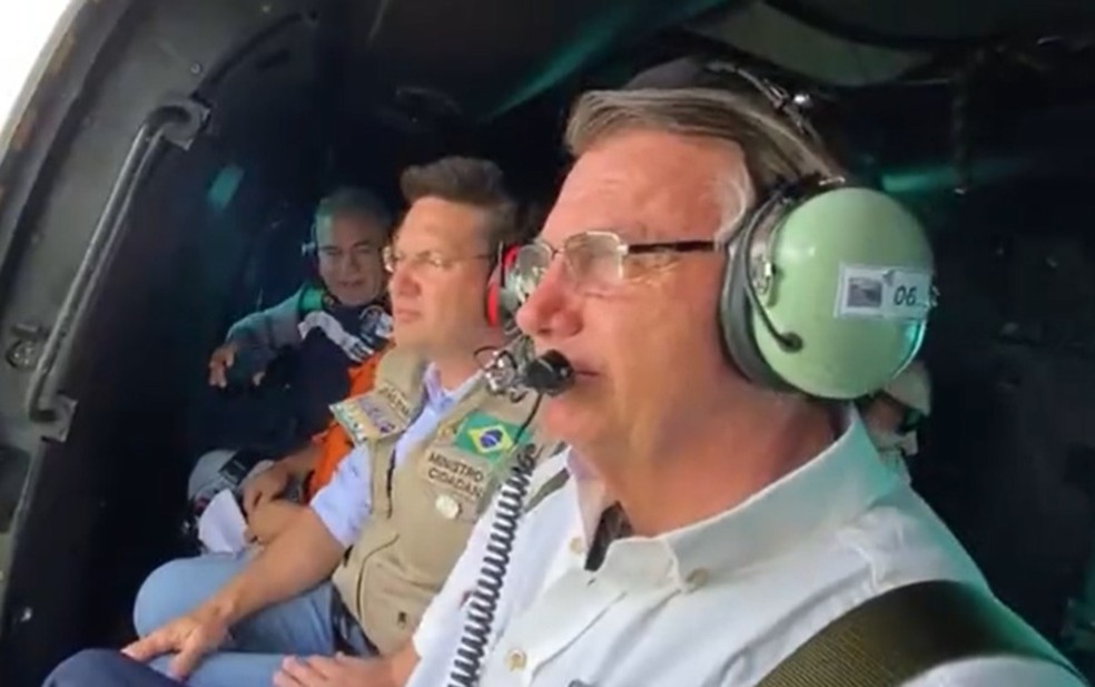 Presidente Jair Bolsonaro sobrevoa cidades atingidas por temporal na Bahia — Foto: Reprodução/Redes Sociais