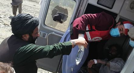 Homem é resgatado na área do terremoto