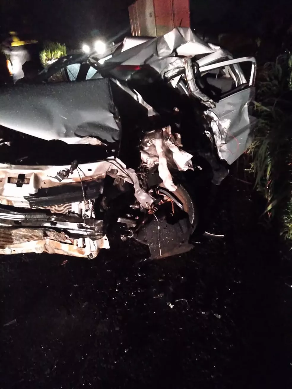 Acidente deixou carro onde o deputado e o irmão estavam completamente destruído — Foto: Divulgação