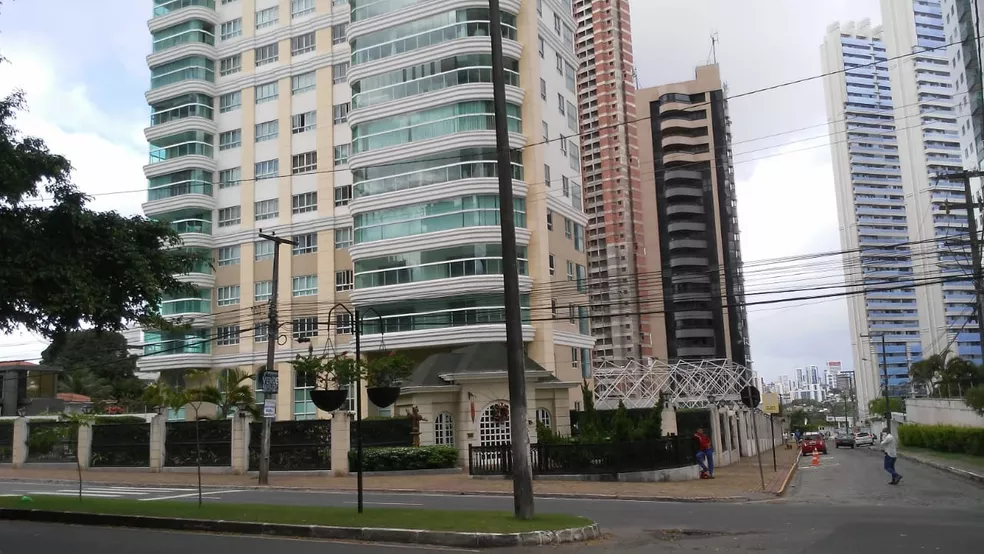 Em João Pessoa, um dos mandados de busca e apreensão é cumprido em um condomínio de luxo — Foto: Antônio Vieira/TV Cabo Branco