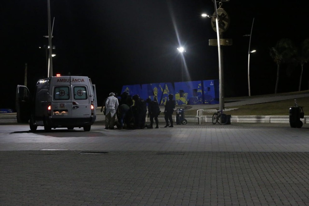 Policial militar que 'surtou' e disparou tiros para cima na região do Farol da Barra, em Salvador é baleado — Foto: Alberto Maraux / SSP-BA