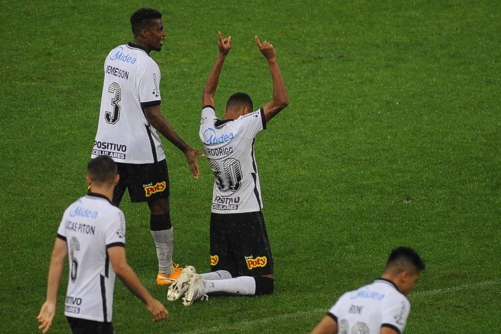 Rodrigo Varanda comemora o gol de empate