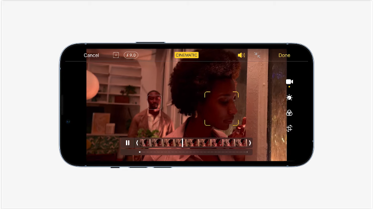 O iPhone 13 consegue aplicar o modo retrato (aquele que deixa o plano de fundo borrado e o primeiro plano em destaque) agora em vídeos - Reprodução - Reprodução