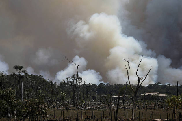 Smoke from burning vegetation rises in Brazilian Amazon rainforest near the Transamazonica national highway, in Humaita, Amazonas state, Brazil, September 8, 2021. Picture taken September 8, 2021 with a drone. REUTERS/Bruno Kelly