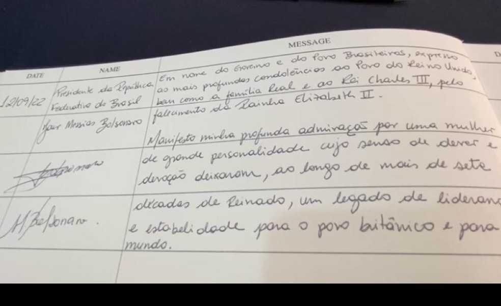 Mensagem deixada por Bolsonaro e Michelle no livro de condolências da rainha Elizabeth II — Foto: Secom/ Palácio do Planalto