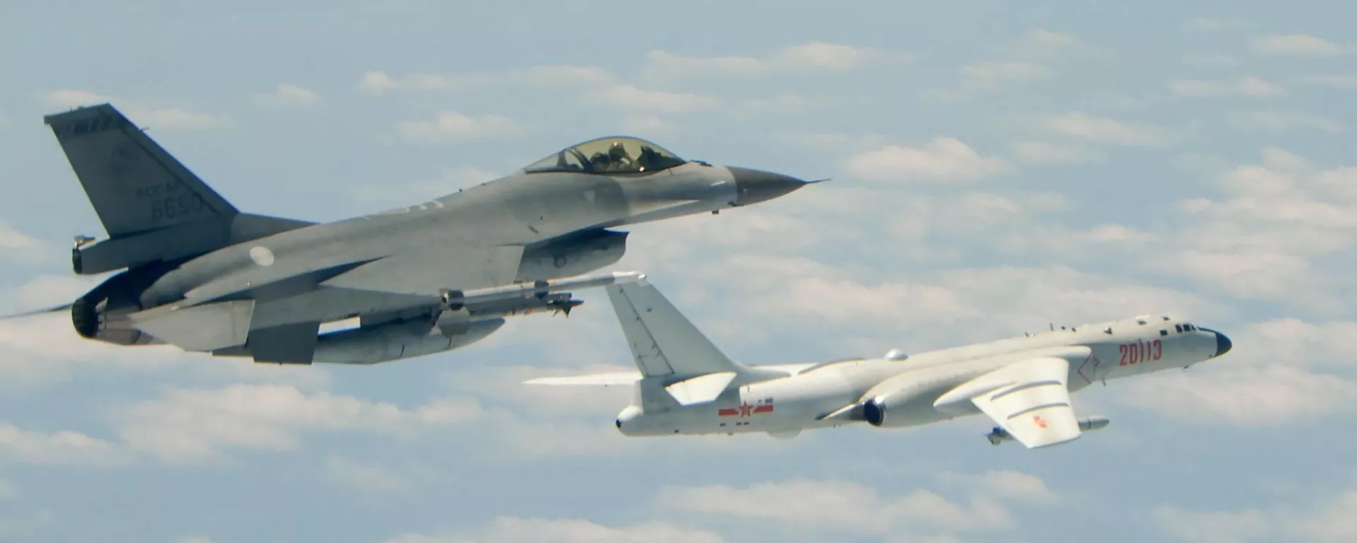 Esta fotografia tirada e divulgada em 11 de maio de 2018 pelo Ministério da Defesa de Taiwan mostra um caça F-16 da Força Aérea da República da China (Taiwan), à esquerda, voando ao lado de um bombardeiro H-6K da Força Aérea do Exército de Libertação Popular da China (ELP) em suposto sobrevoo sob o canal de Bashi, ao sul de Taiwan - Sputnik Brasil, 1920, 01.06.2022