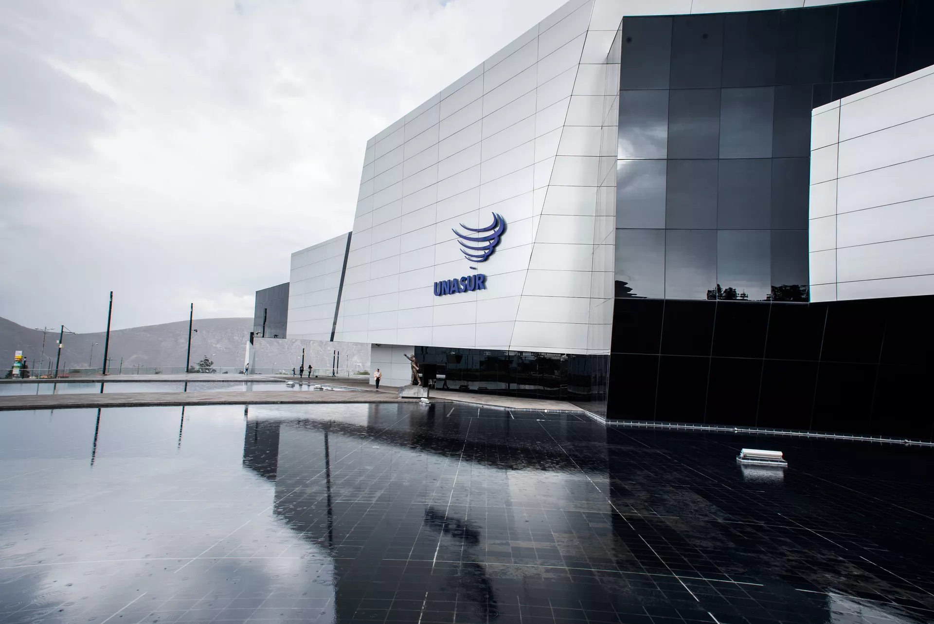 Sede da UNASUL, em Quito: países da região não puderam chegar a um consenso em relação à participação da Venezuela na organização, levando a sua paralisação - Sputnik Brasil, 1920, 18.11.2022