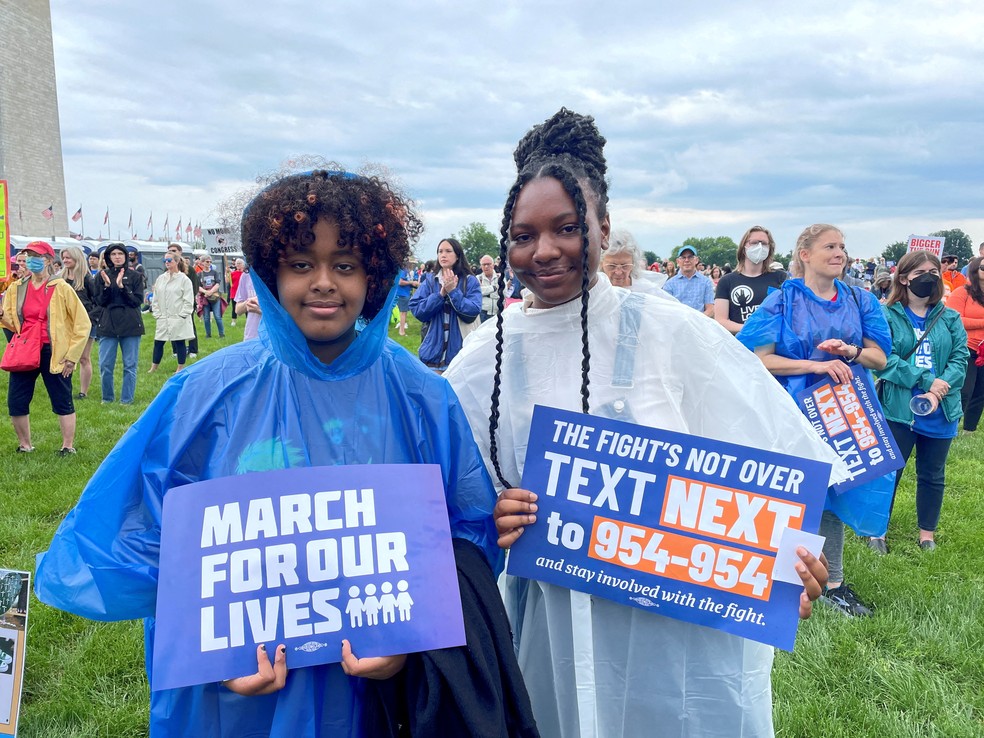 Manifestantes marcham em Washington pedindo mais controle de venda de armas nos EUA, em 11 de junho de 2022. — Foto: Ted Hesson/ Reuters
