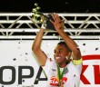 g_123478_robinho-levanta-o-trofeu-da-copa-do-brasil-em-2010-na-sua-segunda-passagem-pelo-santos