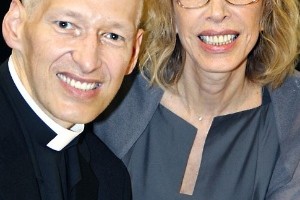 padre-marcelo-deu-entrevista-a-marilia-gabriela-no-programa-de-frente-com-gabi-1418578656070_300x420