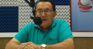 Prefeito de Alagoa Grande sofre atentado em frente a prefeitura