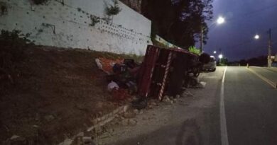 Após perder freios caminhão tomba, em Bananeiras