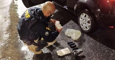 PRF prende casal e apreende armas, munições e cocaína em veículo no Sertão da Paraíba