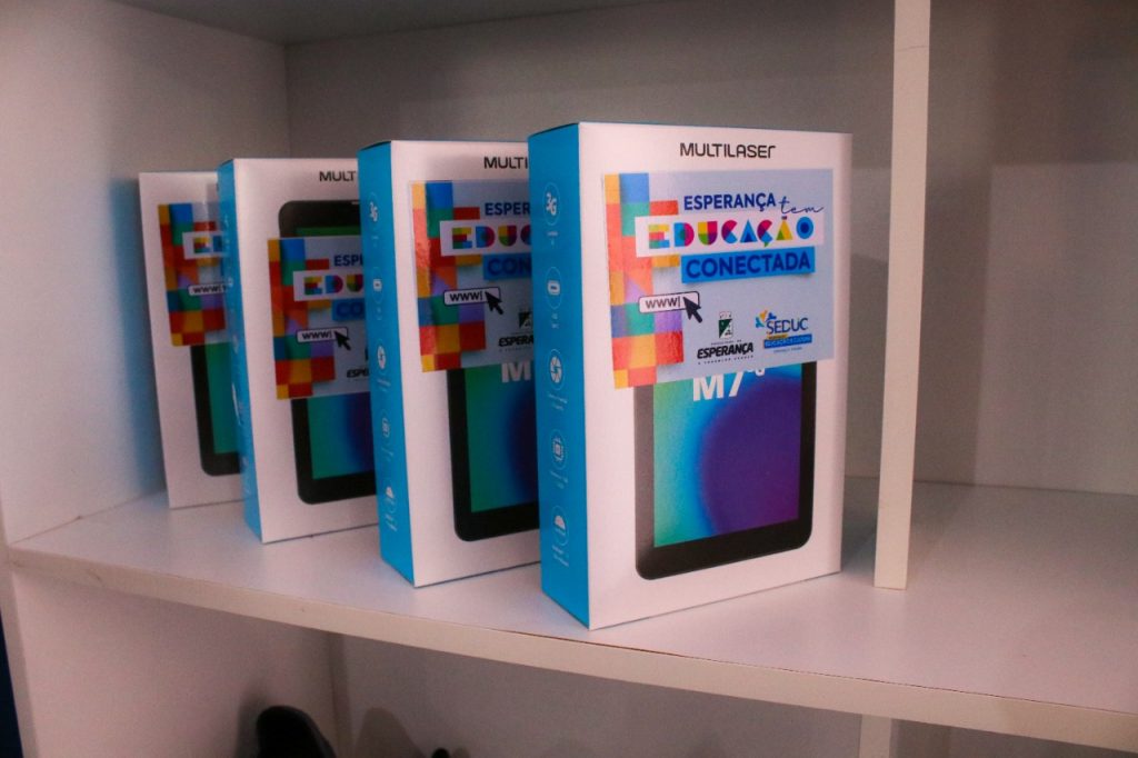 WhatsApp Image 2022 03 26 at 10.16.40 1 - Em Esperança, alunos matriculados na rede municipal de ensino recebem tablets e fardamento completo