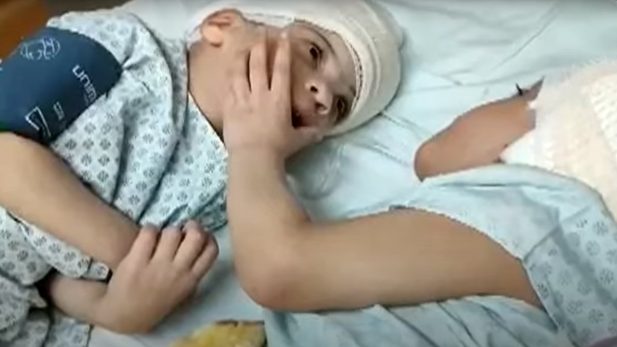 foto colorida de gêmeos se tocando