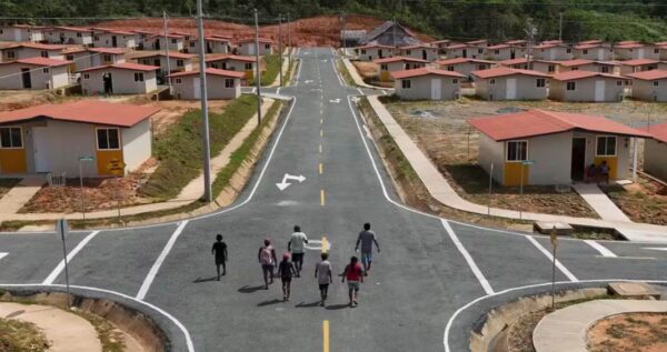 Bairro construído por governo panamenho na parte continental do país para receber moradores de ilha que tiveram de ser realocados por conta do aquecimento global, em junho de 2024. — Foto: Matías Delacroix/ AP