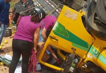 Caminhão carregado de frutas tomba na Serra de Teixeira, na BR-230, e motorista fica ferido