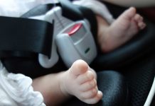 Menina de 8 semanas morre ao ser esquecida dentro de carro; pai é preso