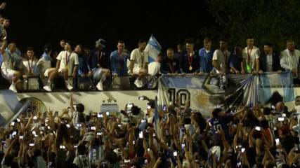 Seleção argentina é recebida com festa em Buenos Aires